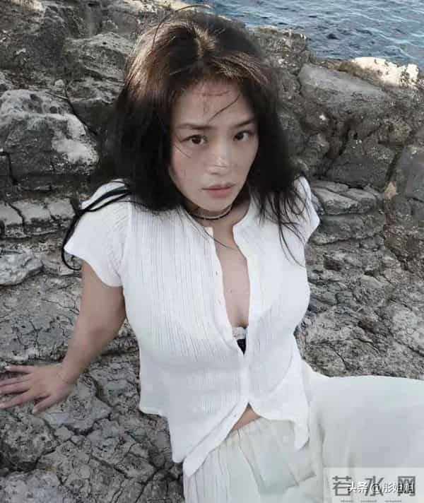 马思纯游西西里看海，扣一粒扣子秀事业线，极具魅惑！