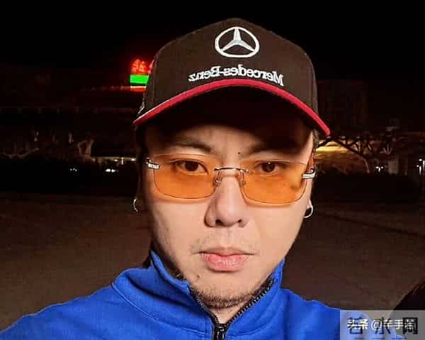 说唱歌手揽佬被指系统性睡粉,揽佬高调回应称,睡粉是粉丝的荣幸