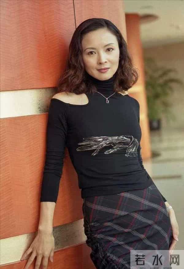 周洁上海墓地现状曝光!鲜花环绕很讲究,三个标志与李媛媛差别大