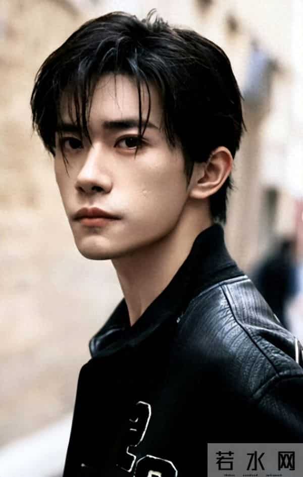 央视专访这次，易烊千玺只字未提赵丽颖，却给赵丽颖提了个醒