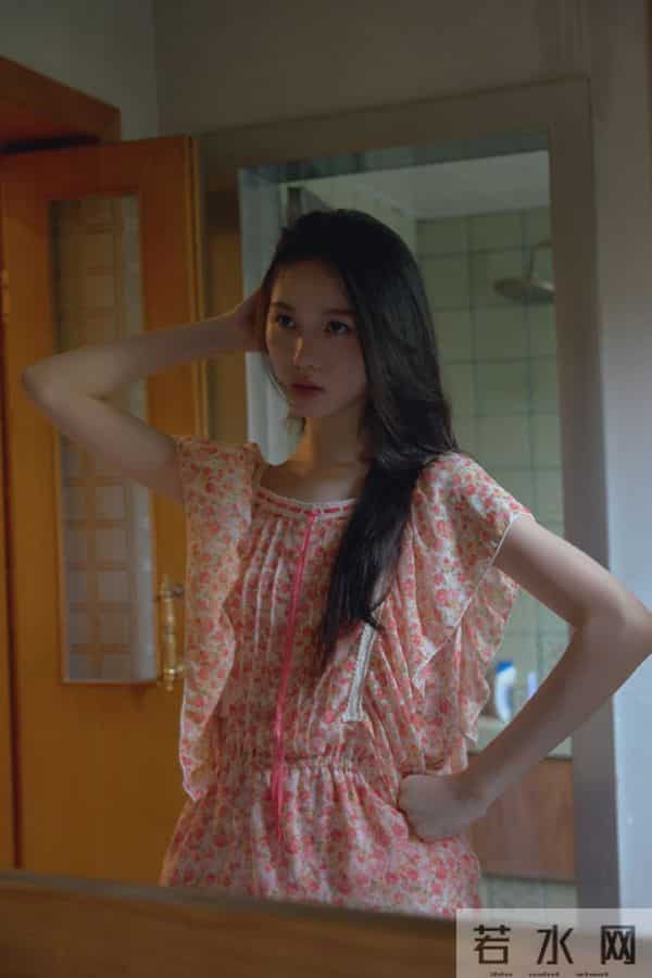 主持人李瑜居家私房写真,纯欲迷人