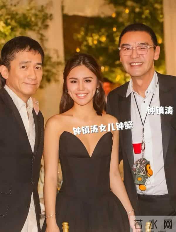 关之琳裹着丝巾和关颖同框,表情不大自然,邱淑贞和老公像两代人