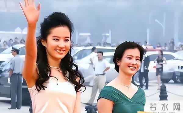 刘亦菲母亲刘晓莉:至今仍单身,身材傲人,长得比女儿还漂亮