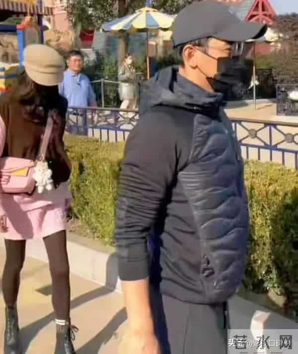 唐嫣操办公公葬礼累到被搀扶,时刻关注老公罗晋,夫妻俩一起用餐