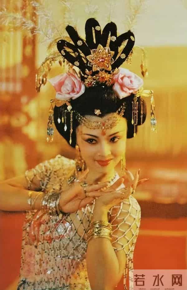 周洁上海墓地现状曝光!鲜花环绕很讲究,三个标志与李媛媛差别大