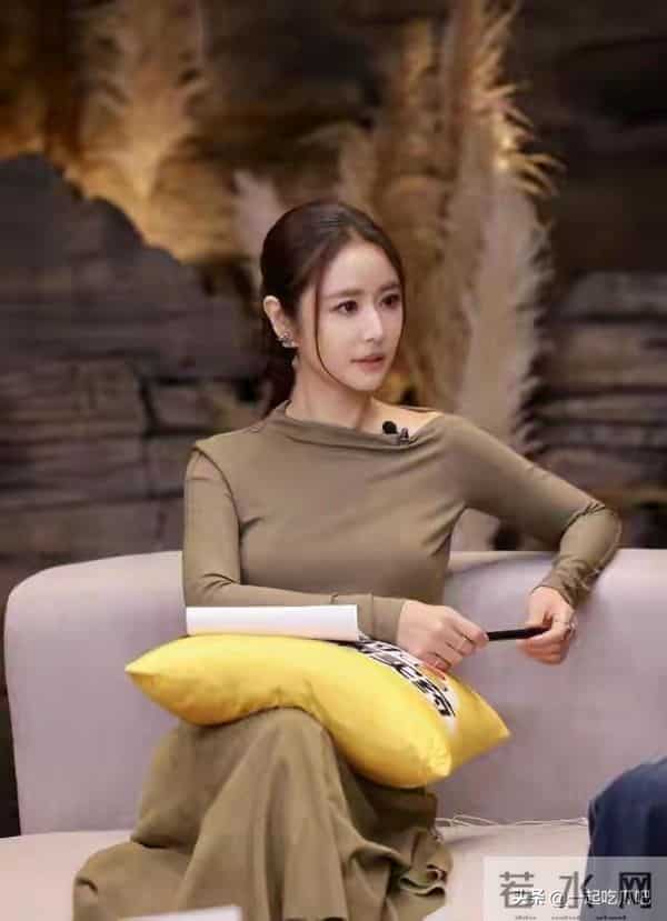 49岁林心如增肥后美得更高级,穿毛衣+半身裙好显贵,差点认不出