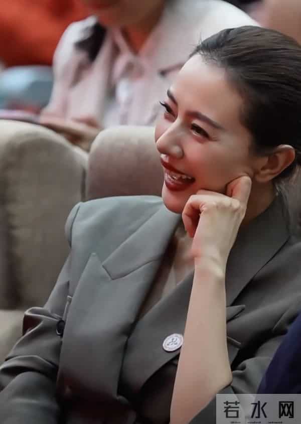 高圆圆现身活动观礼,灰西装盘发温婉,美貌气质优雅动人