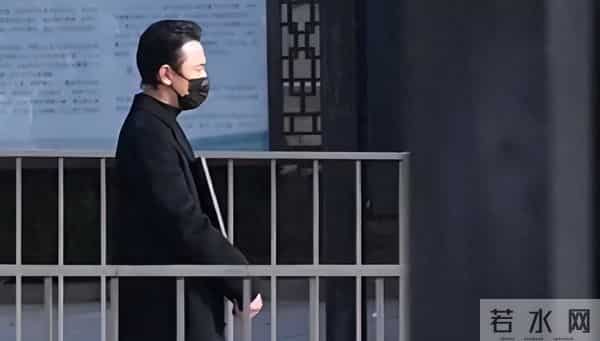 唐嫣穿黑色大衣出席公公的葬礼,罗晋和她互动正常,傅程鹏来帮忙