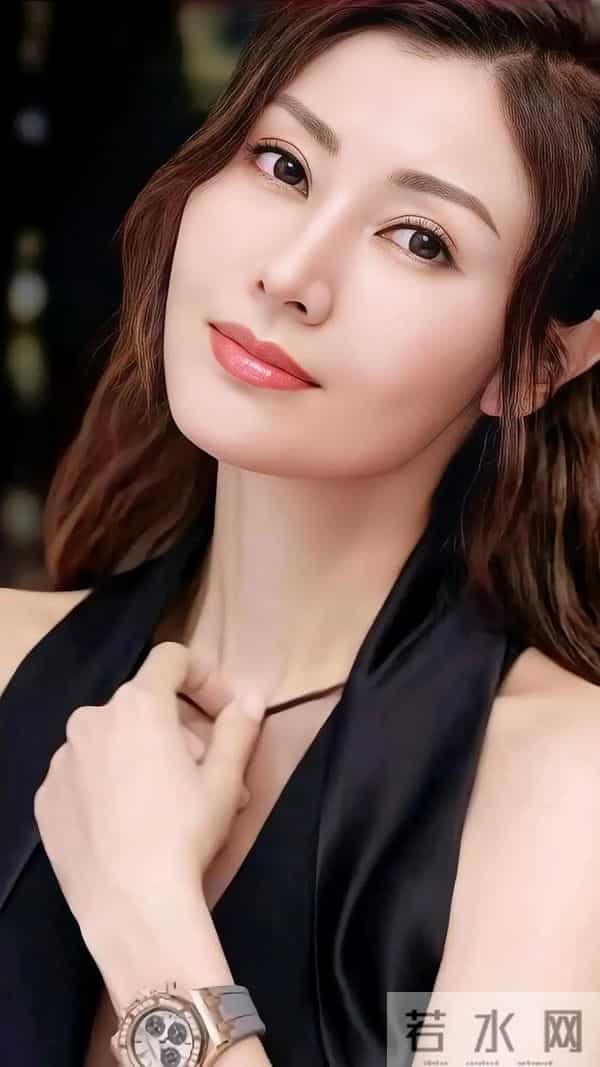 李嘉欣晒照引发热议,左手46万手表,右手10万黄金手镯,太壕气!