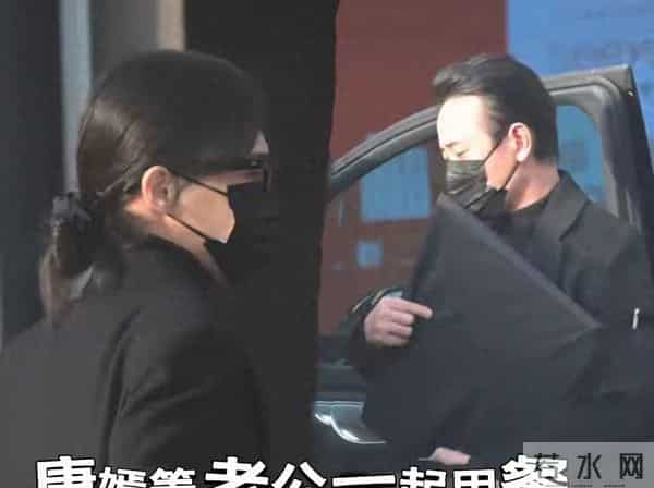 明星夫妻现身餐厅,传婚变却未松手,孝带暗藏玄机。