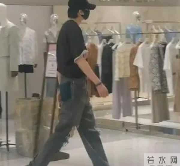 刘宇宁直播时被私生打电话