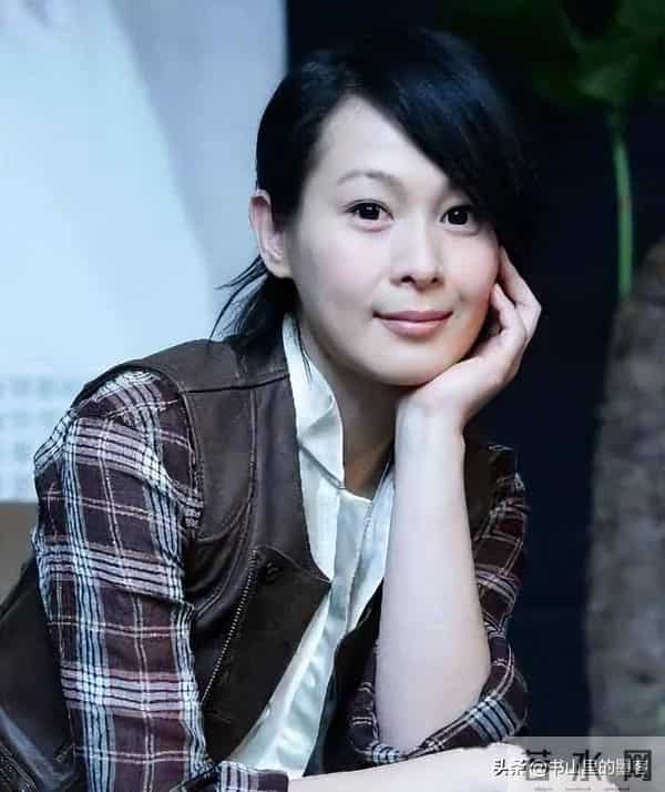 56岁刘若英变样:脸干瘪像老太太,又瘦又普,高龄生子断崖式衰老