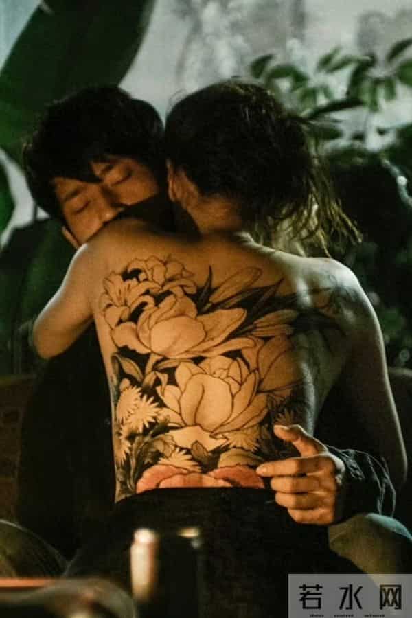 宋佳 影片里的满背纹身