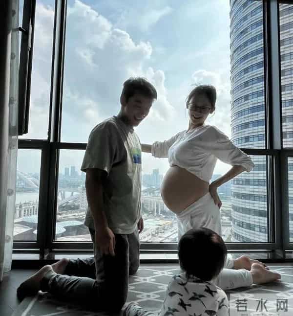 郑恺带老婆吃火锅被偶遇!苗苗穿着家居服出来,喝奶茶吃肉不怕胖