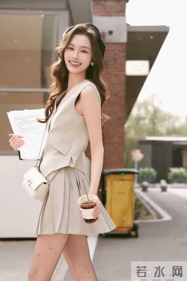 四川大学校花 盖玥希 172高挑身材和鲶鱼系高级脸搭配微凸厚唇 很美