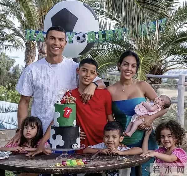 40岁C罗被爆整容,打肉毒杆菌除皱,浓眉不是天生每年600英镑维持