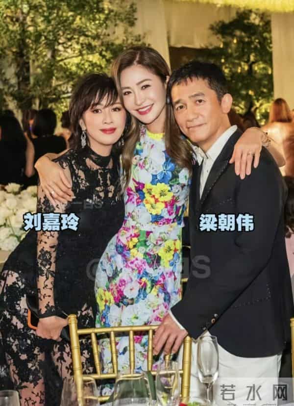 关之琳裹着丝巾和关颖同框,表情不大自然,邱淑贞和老公像两代人