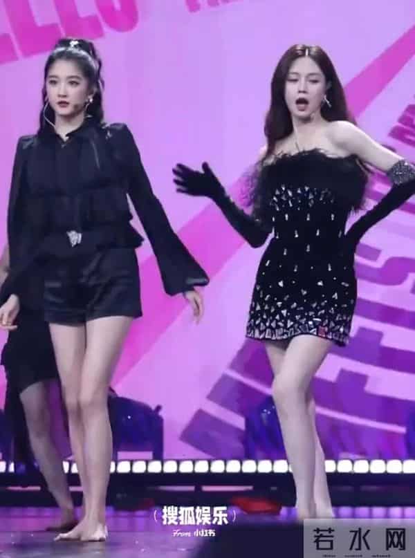 沈梦辰和关晓彤光脚跳舞,新鲜感十足!