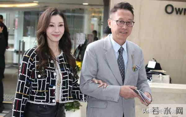 李嘉欣发文庆祝结婚17周年,大金镯子套袖口外,一身行头不简单!