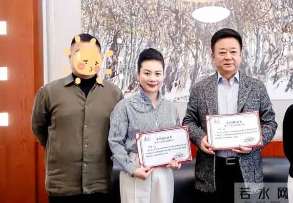 朱军带着很漂亮的老婆现身北大,四年冤屈过去,早已不再年轻