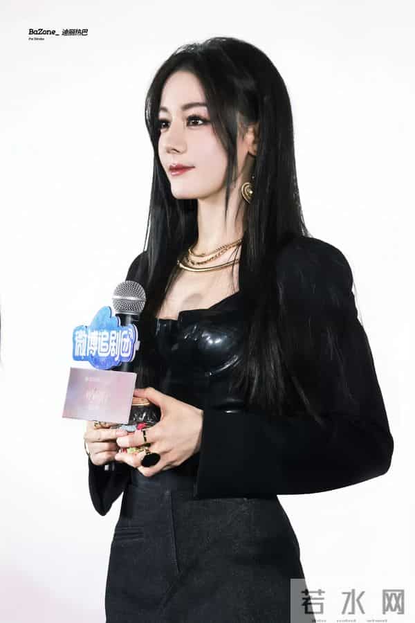 迪丽热巴今日线下活动皮衣内搭,这也太撩了,身材真棒