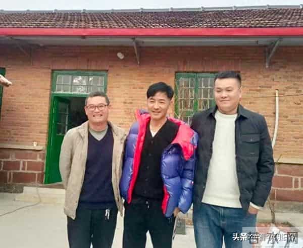 51岁郭晓东和哥哥一起回山东临沂老家，出钱为村里修建了一个龙泉