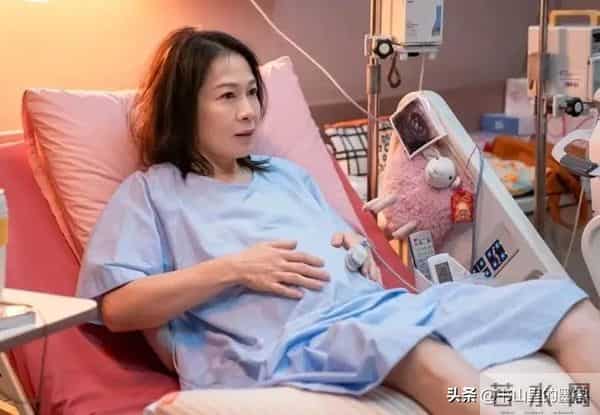 56岁刘若英变样:脸干瘪像老太太,又瘦又普,高龄生子断崖式衰老