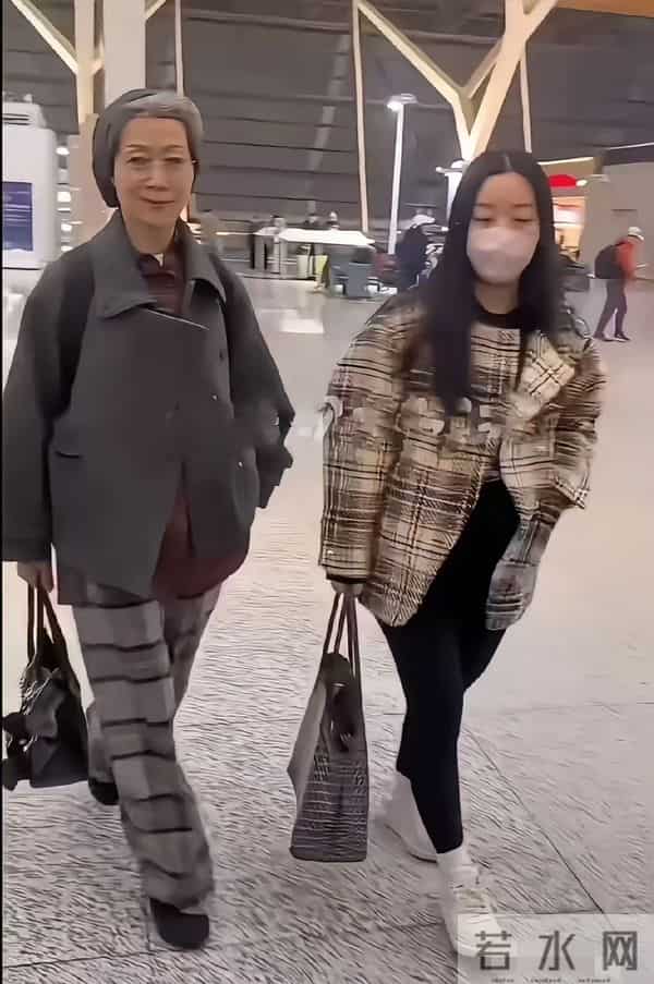 看叶童这打扮,好像是去超市领鸡蛋,土洋结合的,看着都不像她了