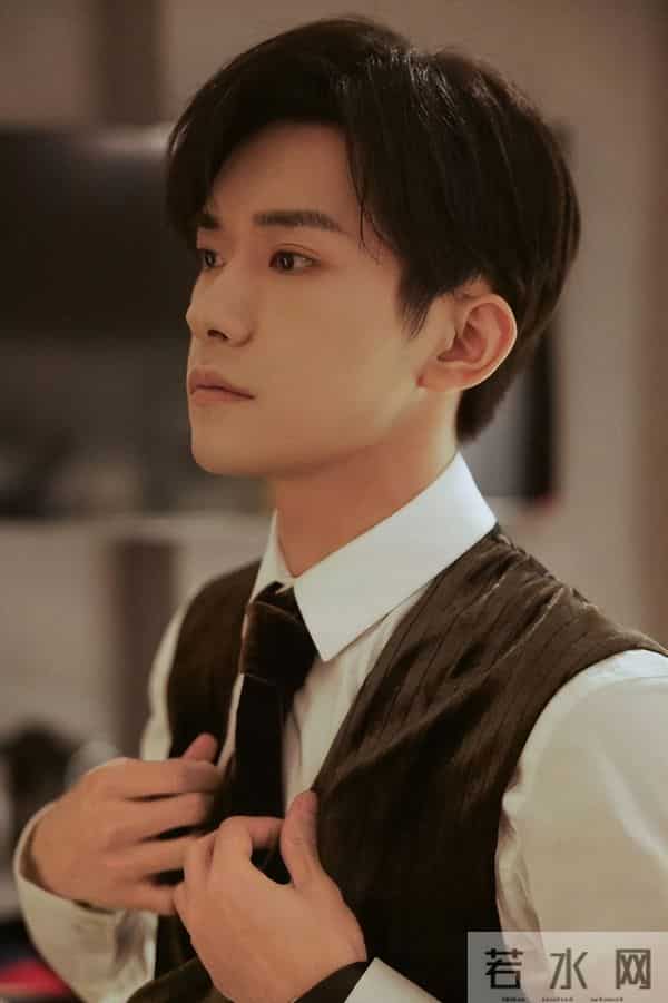 央视专访这次，易烊千玺只字未提赵丽颖，却给赵丽颖提了个醒