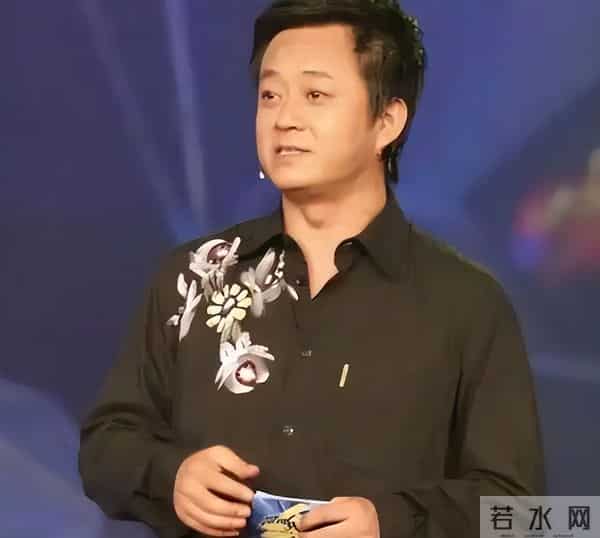 朱军带着很漂亮的老婆现身北大,四年冤屈过去,早已不再年轻