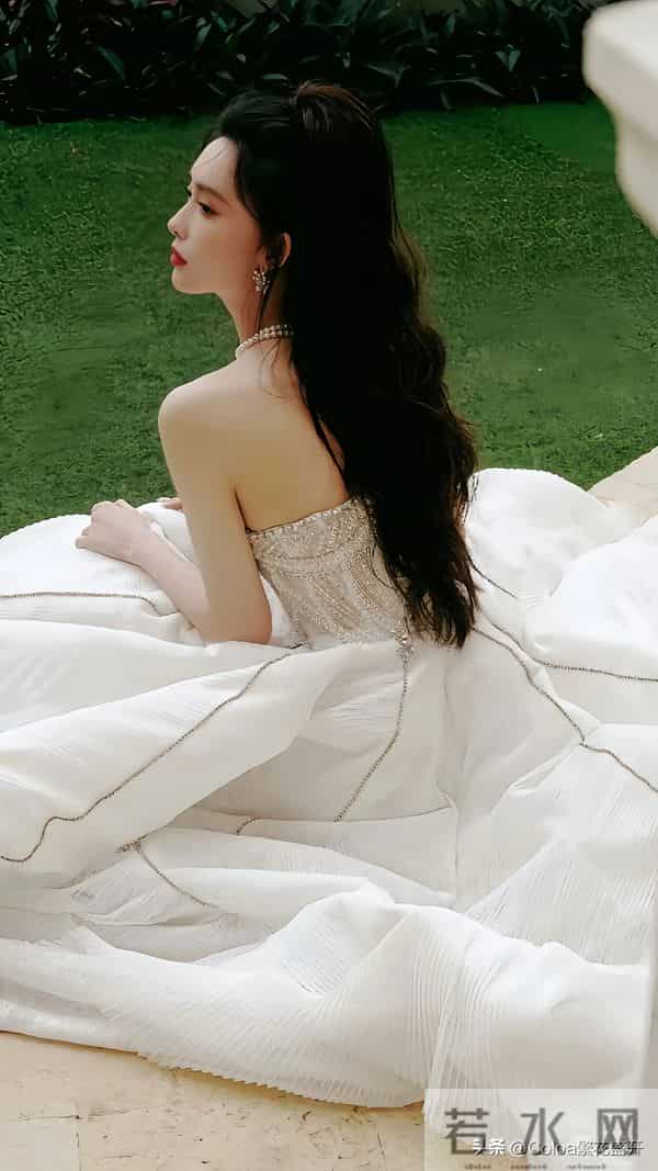孟子义的抹胸公主裙,优雅又性感,爱了爱了!