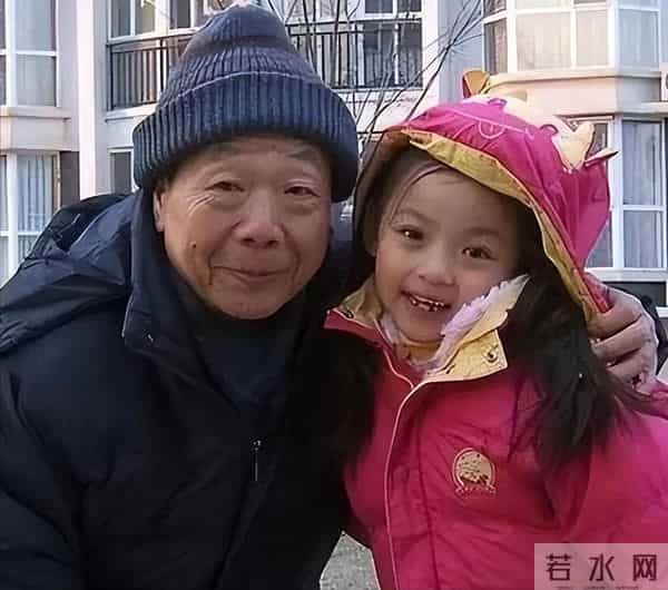 张嘉译深圳聚餐,71岁林威烟不离手,翁虹丰腴吸睛,午马遗孀现身