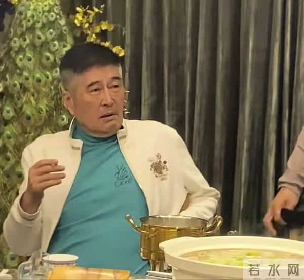 张嘉译深圳聚餐,71岁林威烟不离手,翁虹丰腴吸睛,午马遗孀现身