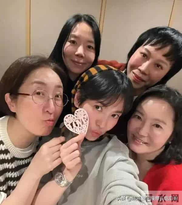 宋慧乔晒照庆贺44岁生日:戴头巾嘟嘴拍照好可爱 与朋友庆生很欢乐