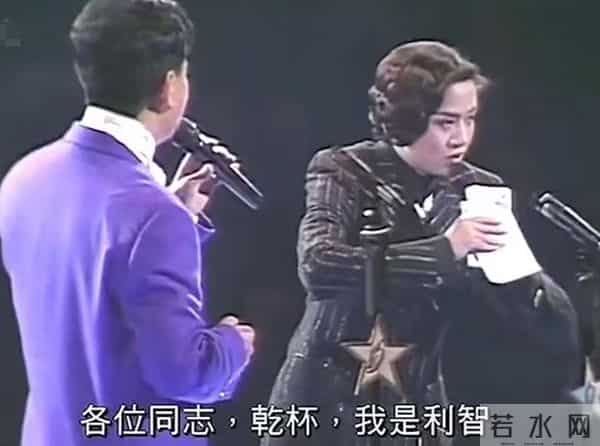 风水轮流转！看了62岁李连杰和63岁利智的合照，风光背后满是心酸