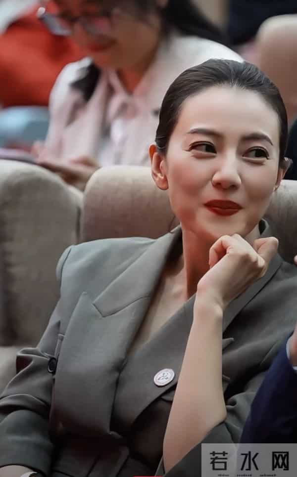 高圆圆现身活动观礼,灰西装盘发温婉,美貌气质优雅动人