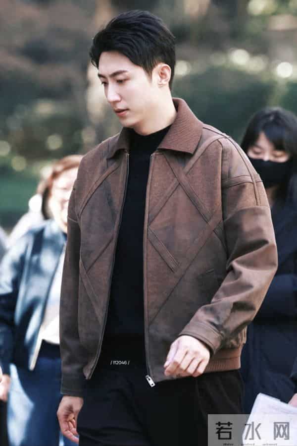 黄景瑜今日上班路透,美拉德风造型好帅气呀,真行走的衣架子呀!