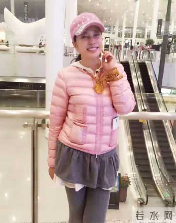 75岁刘晓庆参加同学聚会，她穿卡通图案卫衣配短裤，嫩得像小姑娘