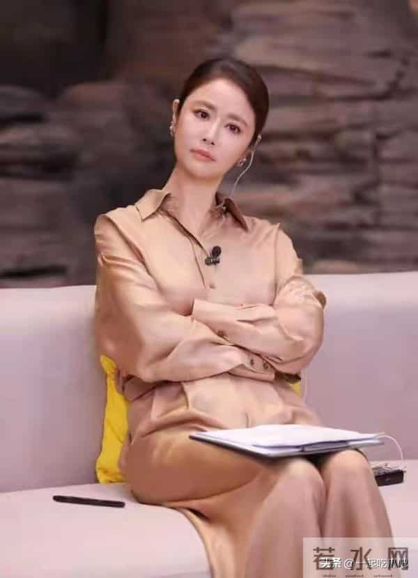 49岁林心如增肥后美得更高级,穿毛衣+半身裙好显贵,差点认不出