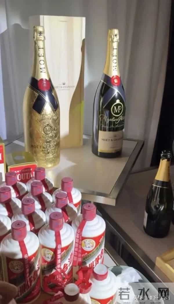 胡杏儿穿透视装 贴两片胸贴庆祝结婚十周年 李乘德为爱举办豪华派对