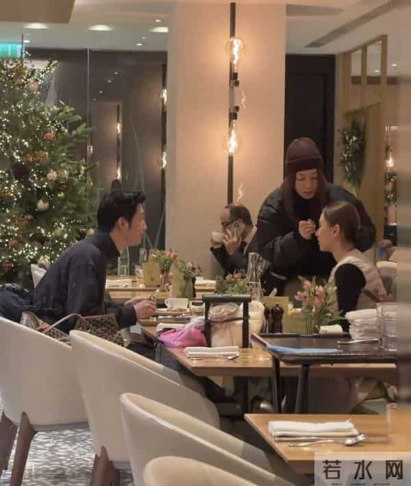 窦骁伦敦陪老婆工作,帮老婆拎包好贴心!与何超莲感情稳定又甜蜜