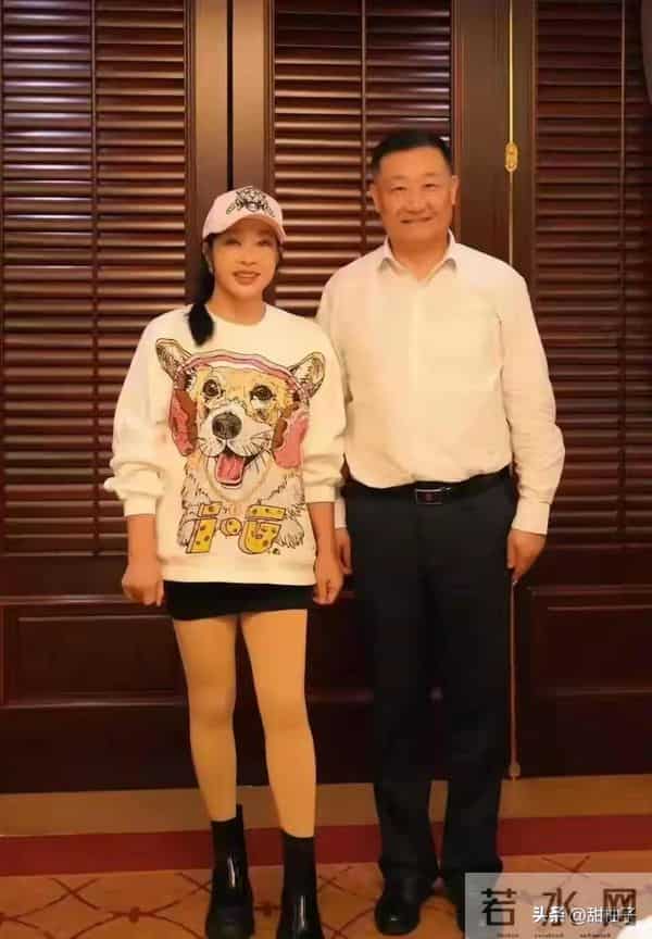 刘晓庆又去聚会!同学都似老奶奶,她穿卫衣+短裤嫩得像小姑娘