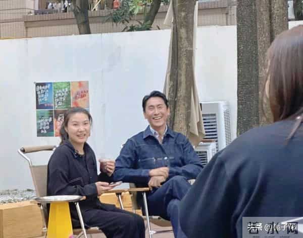 57岁TVB男星马德钟在广州喝咖啡被偶遇，他身材很有型，皮肤黝黑