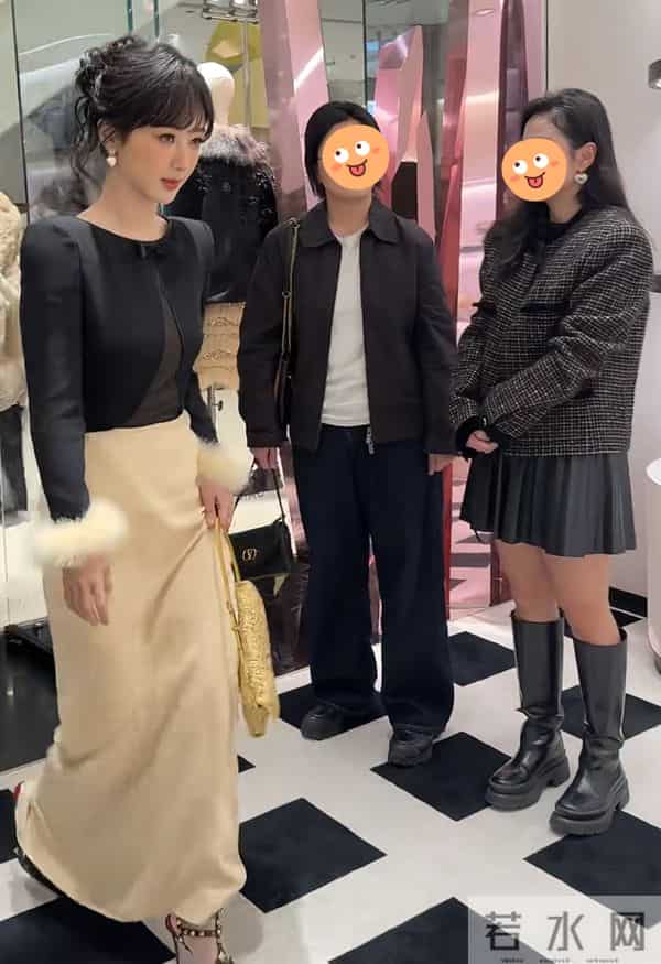 杨紫出席华伦天奴线下活动,韩式妆容让她有种豪门千金的既视感