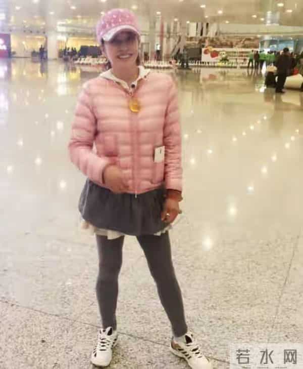 75岁刘晓庆参加同学聚会，她穿卡通图案卫衣配短裤，嫩得像小姑娘