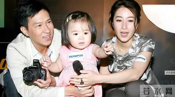 张家辉夫妇真老了!一起吃路边摊,61岁关咏荷脸上老年斑太抢镜