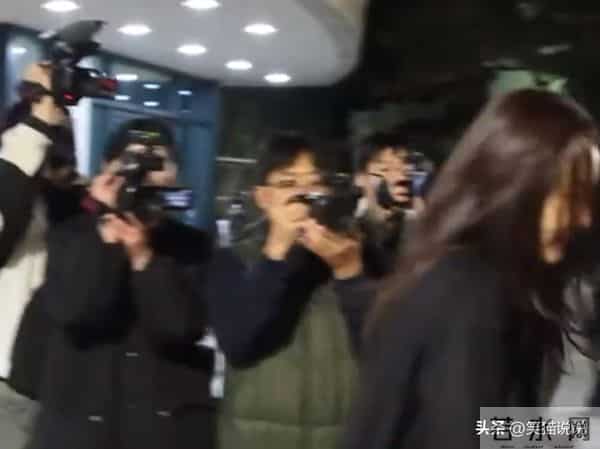 韩娱众星送行李顺载:金英玉靠搀扶出席,崔智友尹恩惠表情严肃