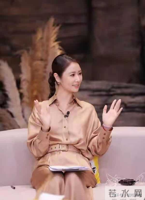 49岁林心如增肥后美得更高级,穿毛衣+半身裙好显贵,差点认不出