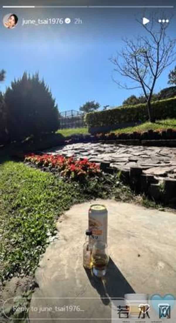 小鬼4天后冥诞！李易、六月低调带「他生前最爱」上山：陪你喝早酒