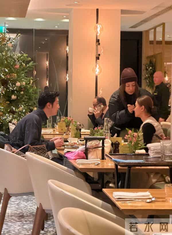何超莲夫妻英国被偶遇，自带化妆师排场十足，窦骁全程盯妻变痴汉